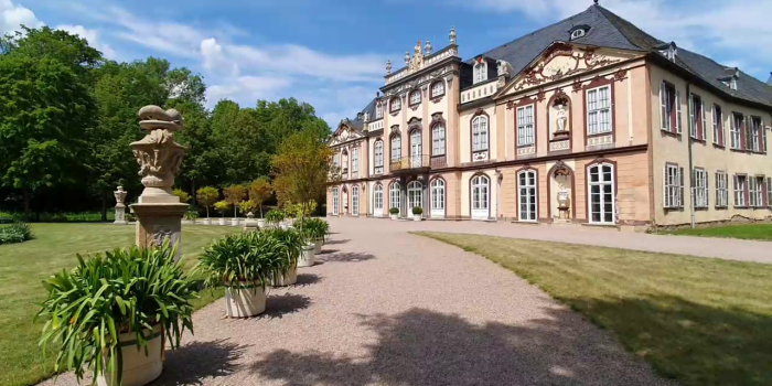 Ein Schlossgebäude in einem Park