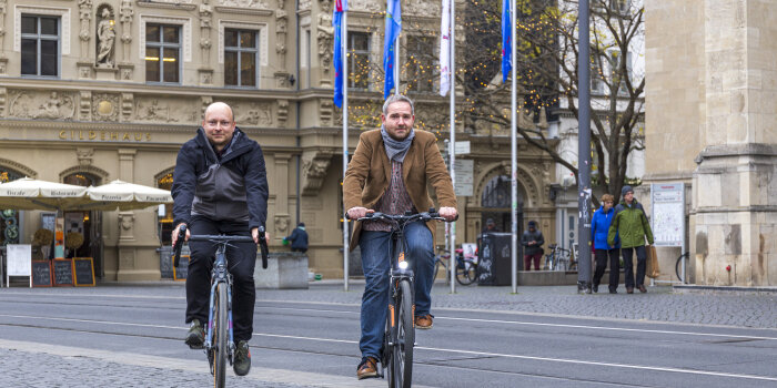 Zwei Männer auf Fahrrädern