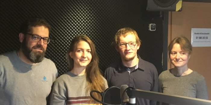 Foto: Podcast Radio Frei: Viva Con Agua und Foodsharing Stadtgespräch © Josef Ahlke zwei junge Frauen und zwei junge Männer im Studio