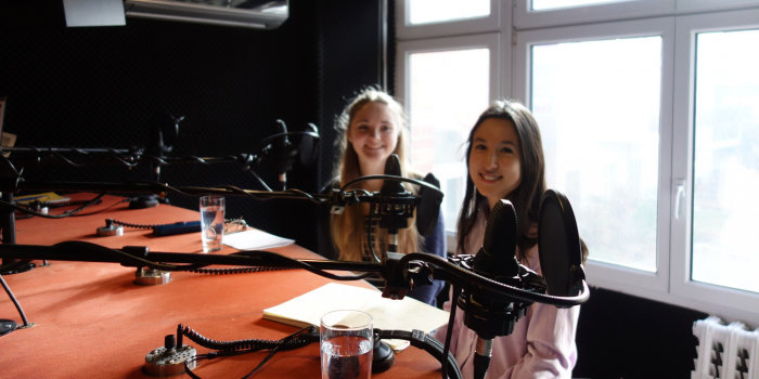 zwei junge Frauen im Studio vor Mikrofonen