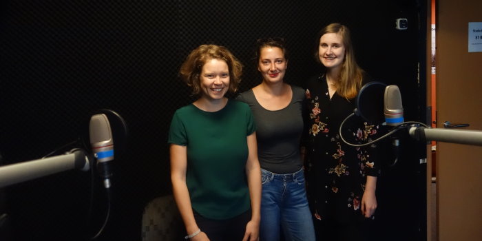 drei junge Frauen im Studio