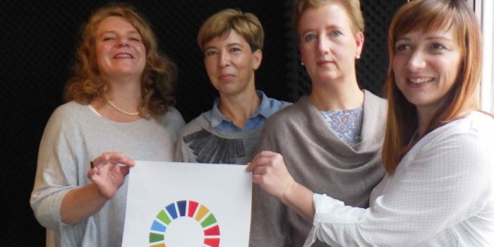 Foto: Radio Frei Podcast: Frauensache im Stadtgespräch © Richard Schaefer vier Frauen mit Plakat "The Global Goals"