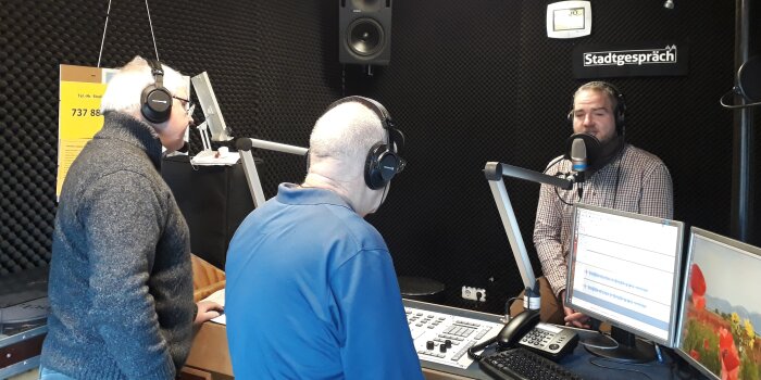 Foto: Podcast Radio Frei: Nachhaltigkeitsreport Verkehrswende und Mobilität in Erfurt im Stadtgespräch © Nadine Baumann Studiofoto mit drei Herren