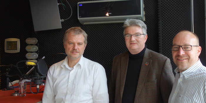 Foto: Thema Boden im Stadtgespräch: Gäste im Studio Jörg Lummitsch, Thomas Koch, Dr. Stefan Brune © Josef Ahlke drei Männer im Studio stehend