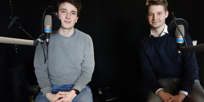 zwei Schüler vor Mikrofonen im Studio