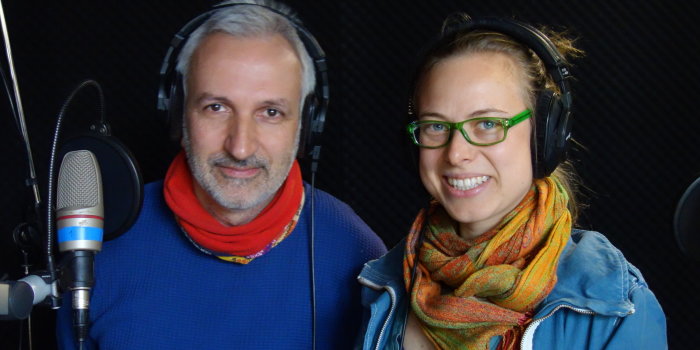 eine Frau und ein Mann im Studio mit Kopfhörern