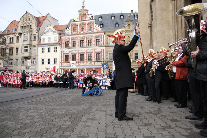 Petersbergregiment, Musikkapellen und Narren sind zum Sturm auf das Amtsgebäude vor dem Rathaus angetreten.