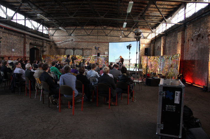 Festakt im Erfurter Zughafen anlässlich der Verleihung des Kulturpreises der Landeshauptstadt an das Künstlernetzwerk.