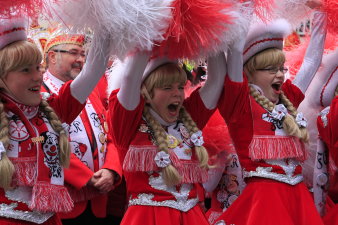 Foto: Karnevalsauftakt © Stadtverwaltung Erfurt Tanzmariechen auf dem Fischmarkt.