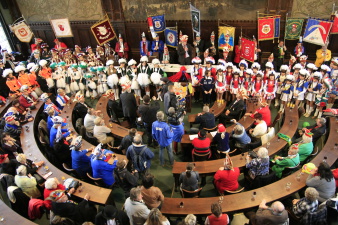 Die närrische Ratssitzung im bunt geschmückten Rathausfestsaal. 