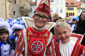 Das Kinderprinzenpaar Karl I. und Linda I. auf dem Wenigemarkt. 