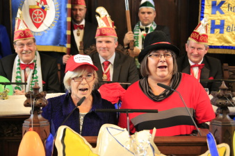 Rot-rote politische Büttenrede mit der Beigeordneten Tamara Thierbach und Stadträtin Birgit Pelke.  