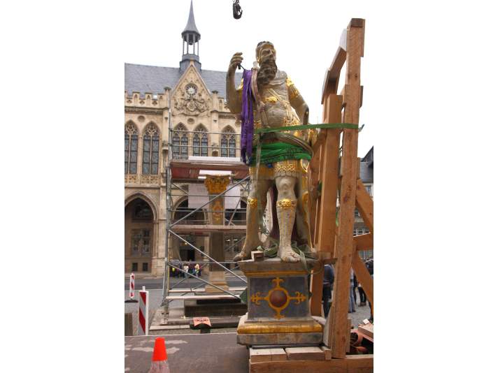 Steinerne Römerstatue, mit Trageriemen auf einem LKW befestigt.
