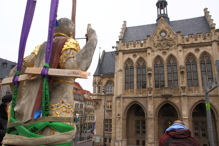 Die steinerne Römerstatue blickt in richtung Rathaus.