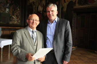 Auszeichnung mit dem Ehrenbrief der Stadt durch den Oberbürgermeister an einen engagierten Erfurter Bürger.