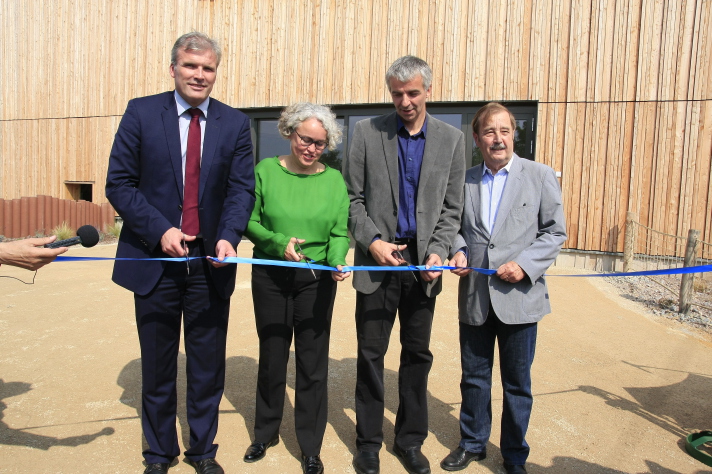 Eröffnung der Elefantenanlage mit Banddurchschnitt durch den Oberbürgermeister, die amtierende Zoodirektorin, den Architekten und den Vorsitzenden des Vereins der Zooparkfreunde.