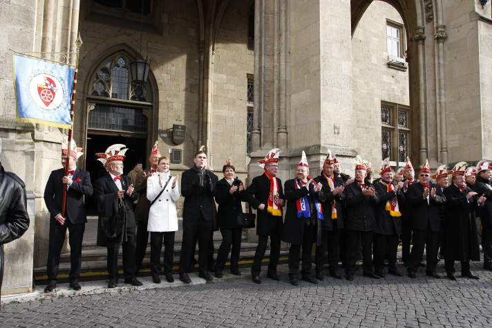 Der Elferrat mit Narrenkappen wartet vor dem Erfurter Rathaus auf das närrische Volk.