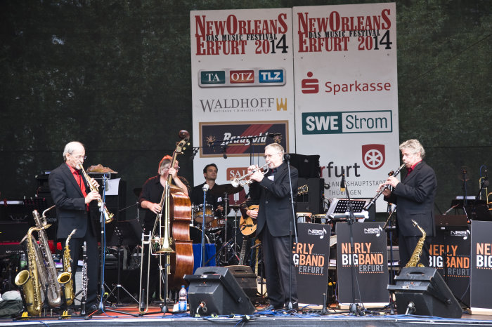 Krämerbrückenfest 2014: New Orleans - Das Jazz Festival Band vor Publikum auf einer Bühne.