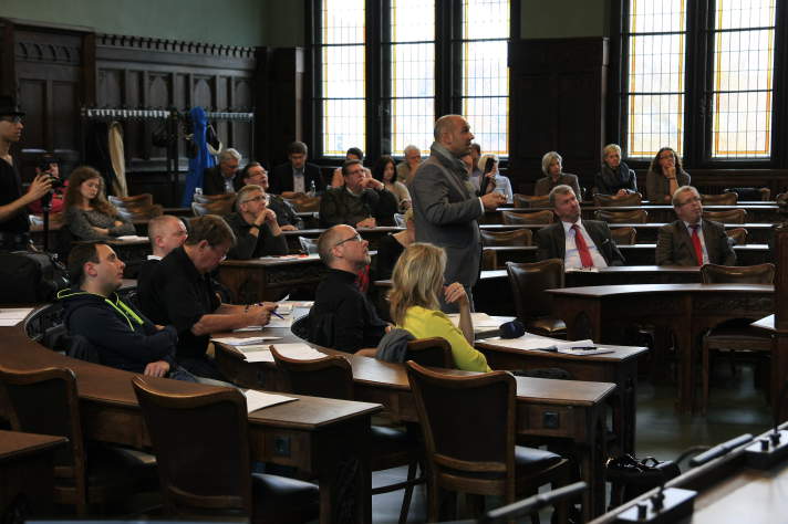 Der Architekt spricht auf auf einer Pressekonferenz vor Journalisten und erläutert sein Projekt.