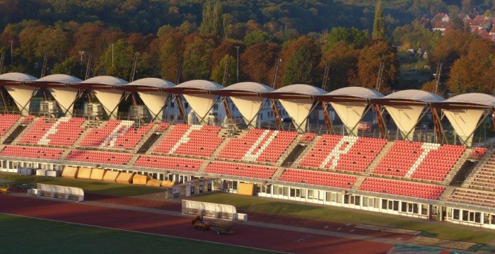 Westtribüne mit neuen Sitzen, die in weiß auf rot den Schriftzug "ERFURT" bilden.