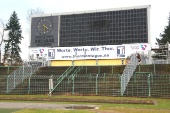 Stadionränge mit Anzeigetafel und Zäunen