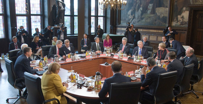 Staatsoberhäupter am Konferenztisch im Festsaal des Erfurter Rathauses.