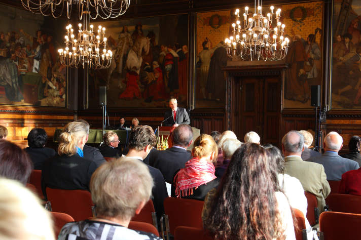 Feierstunde im Festsaal mit Oberbürgermeister am Rednerpult