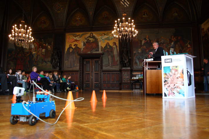 Der Oberbürgermeister begrüßt die Schüler der Energiesparschulen im Rathausfestsaal.