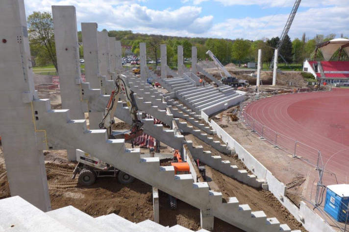 Betonfertigteile werden zu einer Tribüne zusamen gefügt.