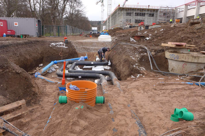 Leitungen für Wasser und Abwasser werden verlegt.