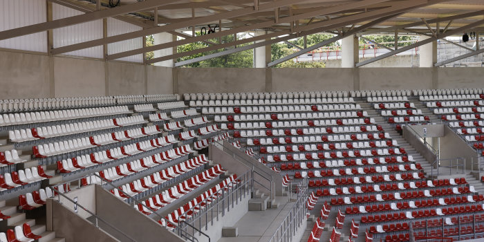 Zuschauerränge mit rot-weißen Sitzschalen