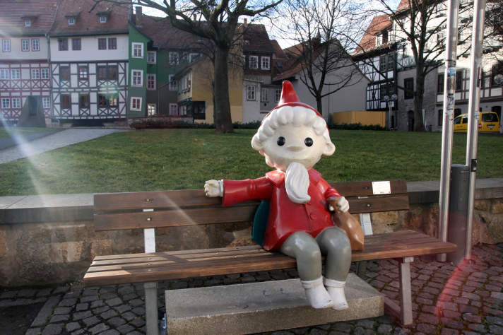 Bank mit der Figur des Sandmännchens vor der Krämerbrücke