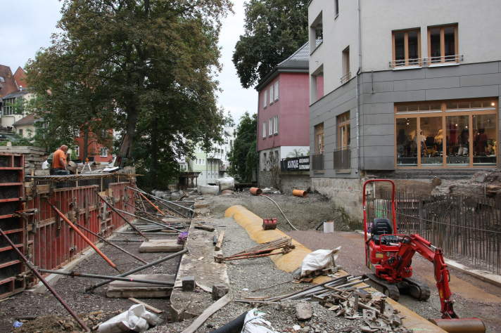 Eine Baustelle mit der Schalung für den neuen Brückenüberbau