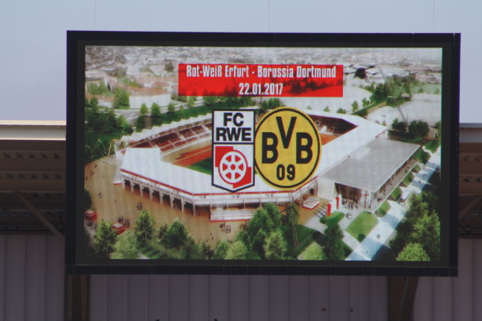 Die Anzeigetafel kündigt das Eröffnungsspiel an. Die Anzeigetafel kündigt das Eröffnungsspiel zwischen Rot-Weiß Erfurt und Borussia Dortmund an.