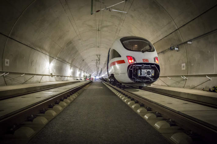 Der ICE steht im Tunnel.