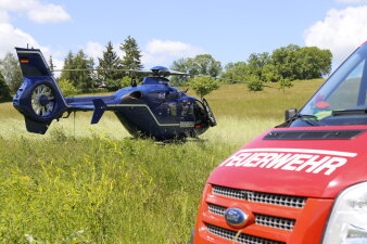 Eine Hunschrauber der Bundespolizei ist auf einer Wiese gelandet.