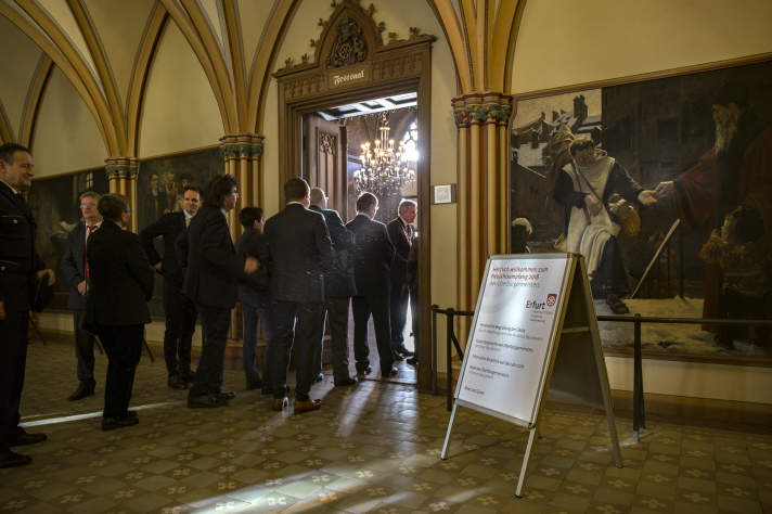 der Oberbürgermeister empfängt jeden Gast mit Handschlag am Eingang zum Rathausfestsaal