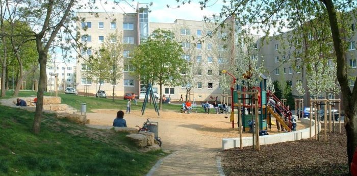 Spielplatz Herrenberg belebter Spielplatz mit Geräten