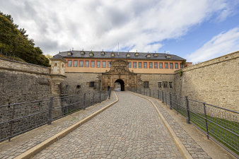Festungsgebäude mit Eingangsportal