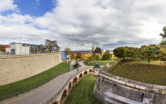 Panoramablick aus einer Festungsanlage mit Blick auf Erfurter Altstadt mit Dom und Severi-Kirche