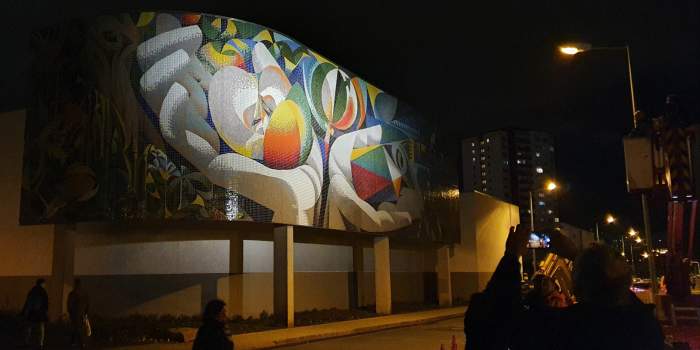 Komplett angestrahltes Mosaik-Gemälde von Renau am Moskauer Platz.