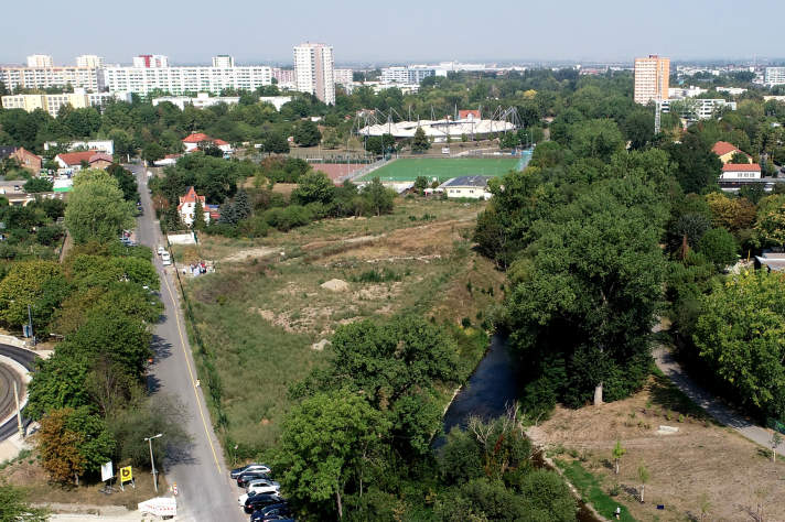 Luftaufnahme einer Grünanlage am Fluss