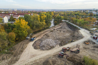 Luftaufnahme einer Baustelle in einer Grünanlage