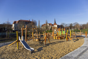 ein Spielplatz in einem Park