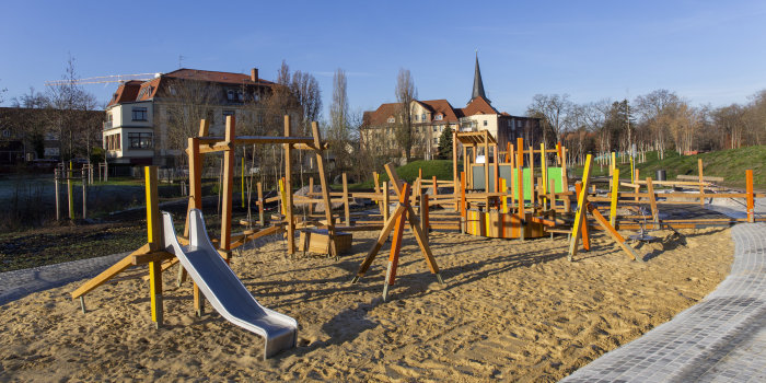 ein Spielplatz in einem Park