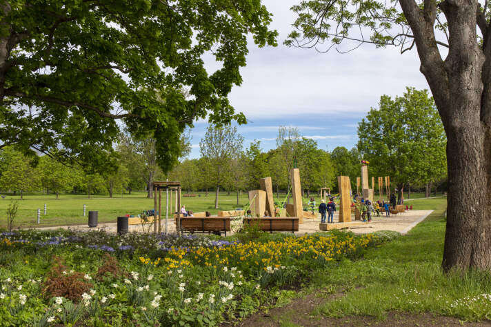 ein Spielplatz in einem Park