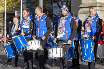 mehrere Männer mit Trommeln