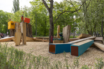 ein Spielplatz inmitten von Bäumen