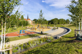 ein Spielplatz in einem Park