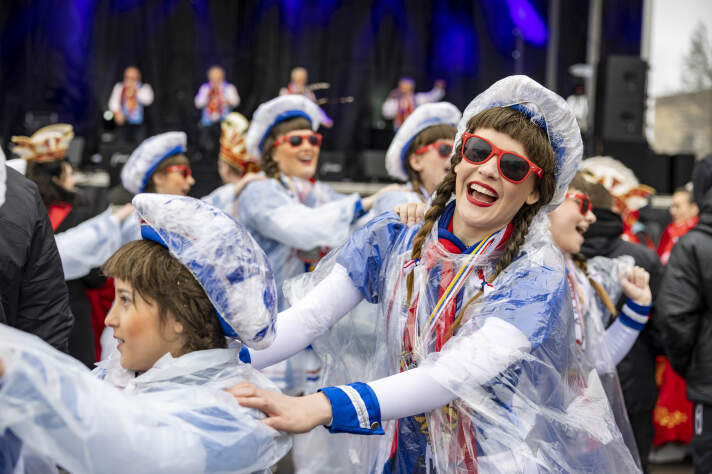 Mädchen in Karnevalskleidung tanzen Polonaise